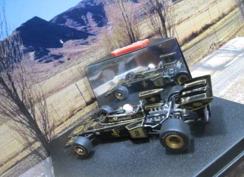 QUARTZO  NO 4023  -  LOTUS - FORD  72D  ` DAVE WALKER `  BRITISH  G.P. 1972 -  MINT IN DISPLAY CASE