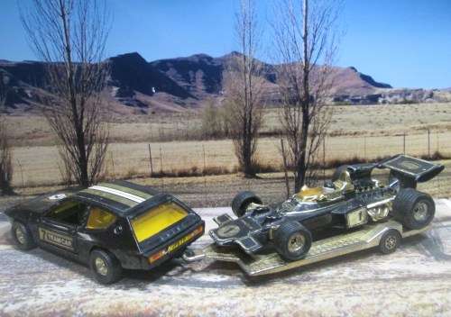 RARE 1979  CORGI GIFT SET 32 - LOTUS ELITE AND JPS F1 RACING CAR ON TRAILER  -  GOOD COND  -  NO BOX