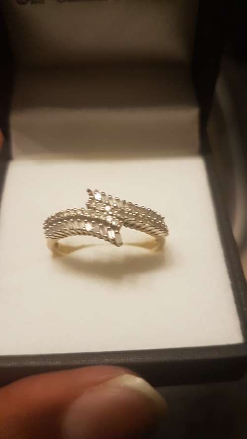 Stunning 9kt Yellow gold cluster ring