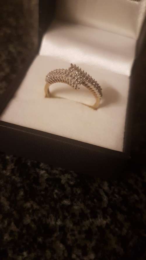 Stunning 9kt Yellow gold cluster ring