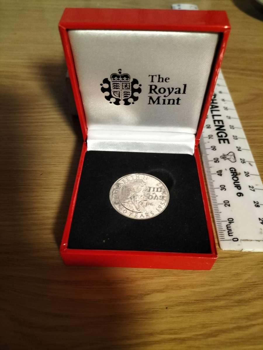 Queen Elizabeth II Diamond Jubilee 1952 - 2012 Commemorative Coin