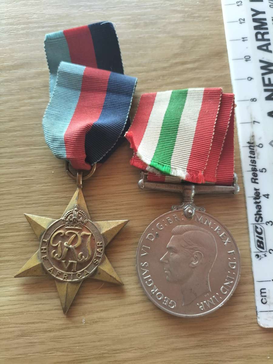 Un-Named WW2 Full Size Medal Combo (2x Items)