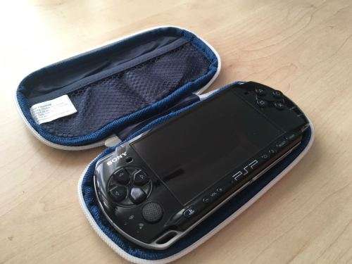 Sony Playstation Portable PSP-3004 Piano Black + 1 Game.(PSP)