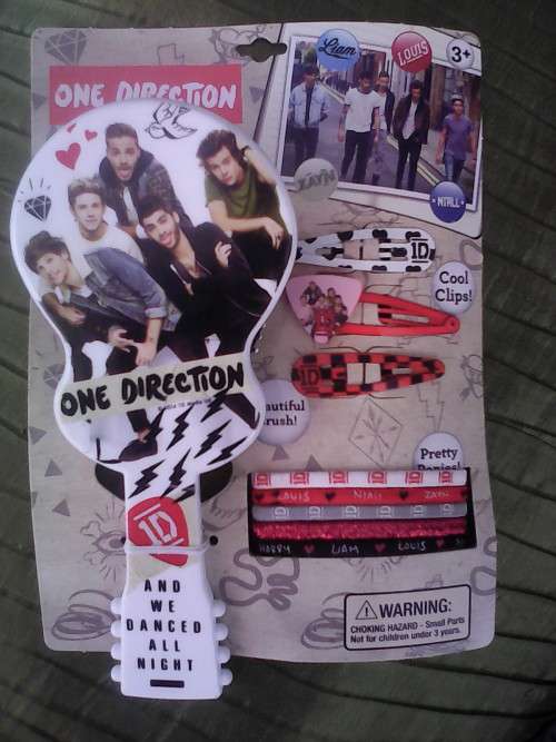 One Direction brush, pony bands & clips Hair accessory carded kit - New!!!