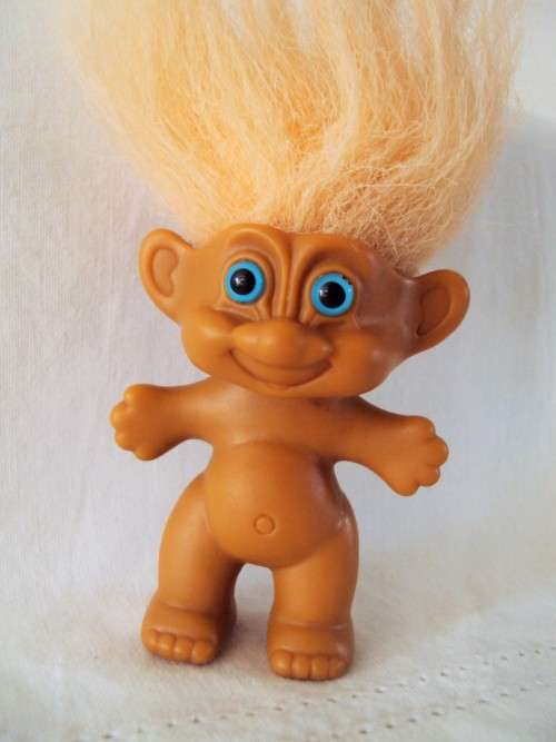 Troll with hypnotic blue eyes by Arlenco China - 6.9cm tall excl hair, vintage