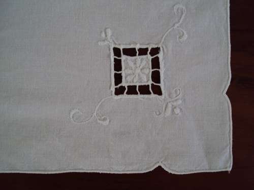 Crisp pristine White tea cloth/overlay with cut work corner 41cmx39.5cm - Unused VGC