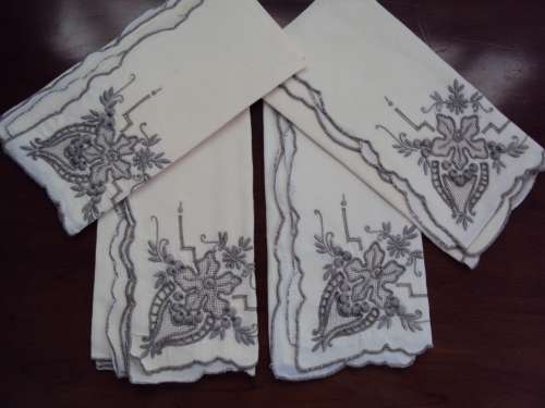 4 Madeira large cotton serviettes, contrast embroidery, scallop edge - Vintage VGC