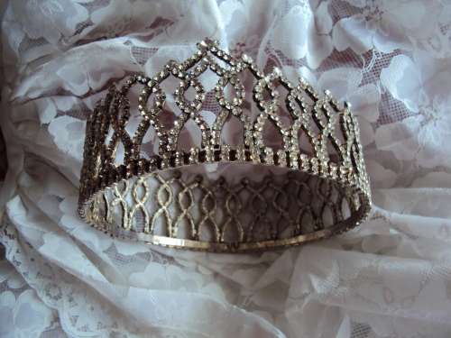 Diamante bridal crown/ tiara and free lace veil (used, missing 7 diamante) R1 starting bid for both
