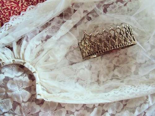 Diamante bridal crown/ tiara and free lace veil (used, missing 7 diamante) R1 starting bid for both