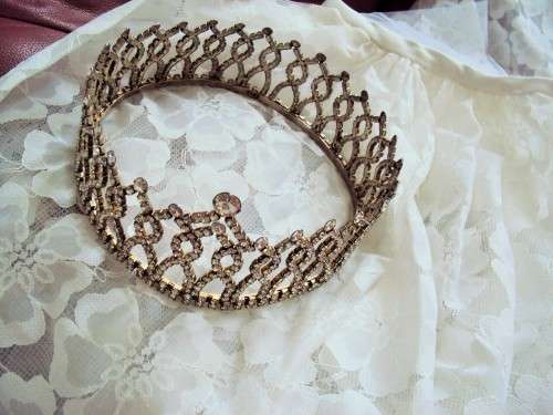 Diamante bridal crown/ tiara and free lace veil (used, missing 7 diamante) R1 starting bid for both