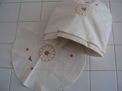 Hand made paddedTea cosy with matching cloth (machine embroidered)  - VGC like new