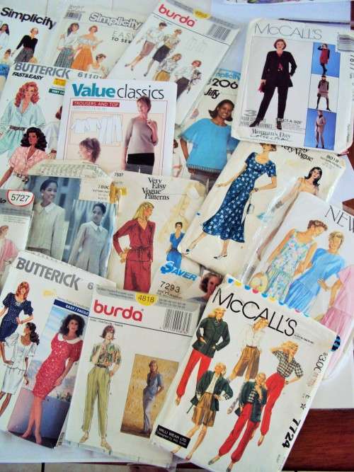 JOB LOT of 31 assorted Sewing Patterns for Ladies***note, not checked if complete
