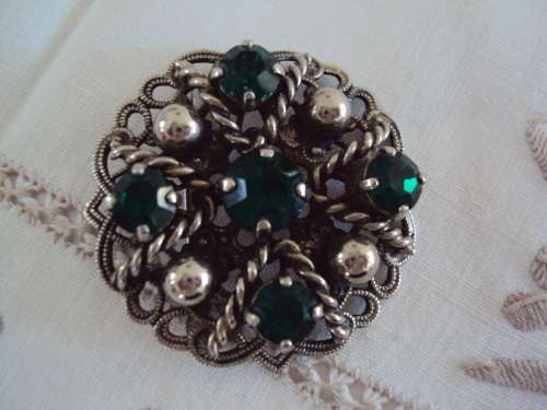 Vintage brooch impressive green stones and silver tone (well made good cond) 3.7cm diam