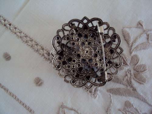 Vintage brooch impressive green stones and silver tone (well made good cond) 3.7cm diam