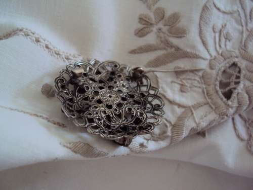 Vintage brooch impressive green stones and silver tone (well made good cond) 3.7cm diam