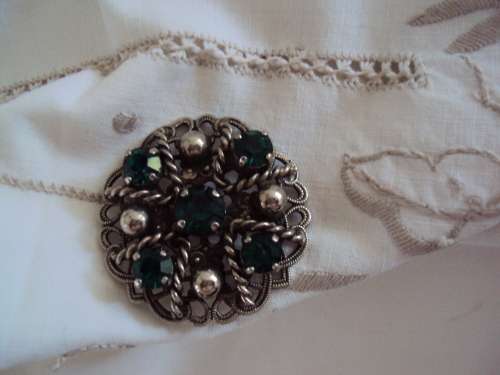 Vintage brooch impressive green stones and silver tone (well made good cond) 3.7cm diam