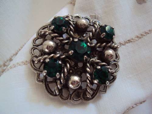 Vintage brooch impressive green stones and silver tone (well made good cond) 3.7cm diam