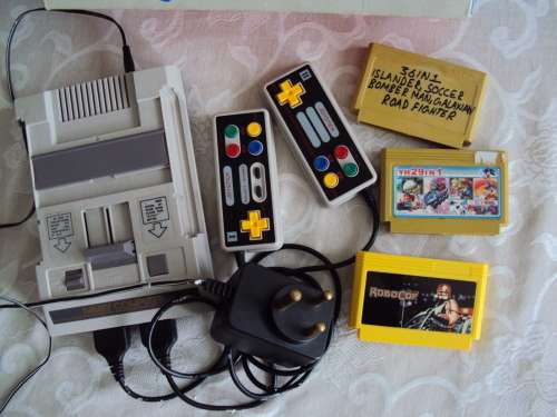 Vintage TV games console with 3 game cartridges - working