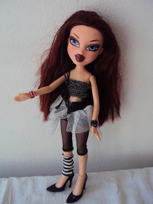 MGA BRATZ 2001 Silky deep wine red hair with plaited black sections Bend legs,