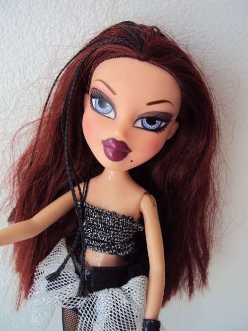 MGA BRATZ 2001 Silky deep wine red hair with plaited black sections Bend legs,