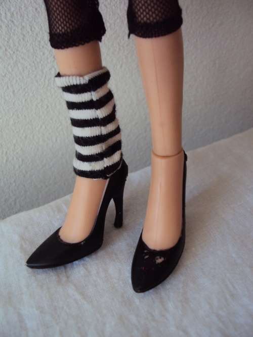 MGA BRATZ 2001 Silky deep wine red hair with plaited black sections Bend legs,