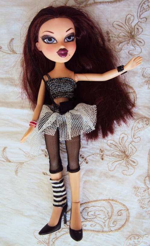 MGA BRATZ 2001 Silky deep wine red hair with plaited black sections Bend legs,
