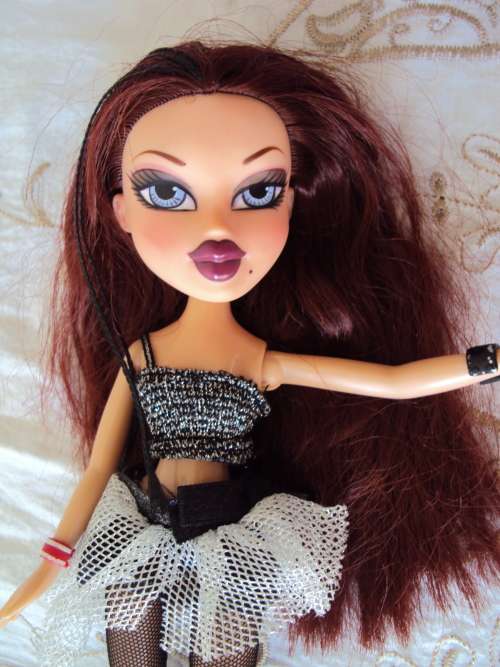 MGA BRATZ 2001 Silky deep wine red hair with plaited black sections Bend legs,