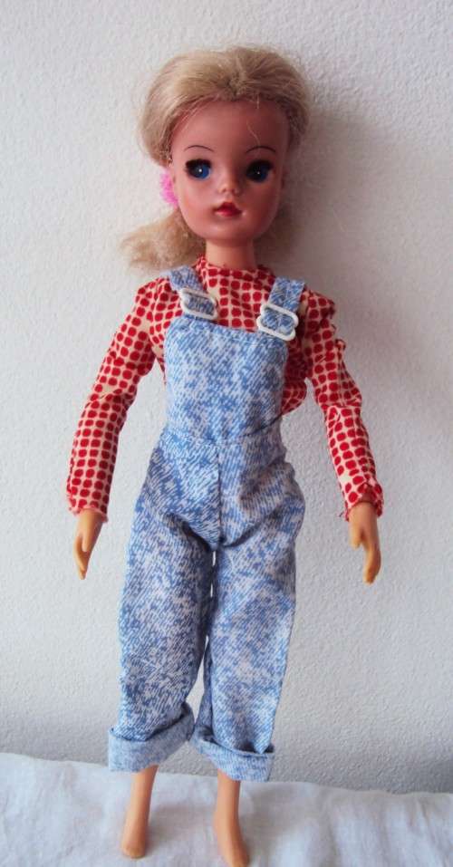 Vintage 70's Sindy Real eyelashes twist waist & wrist, bend legs,  tilting head 28cm tall marked 033