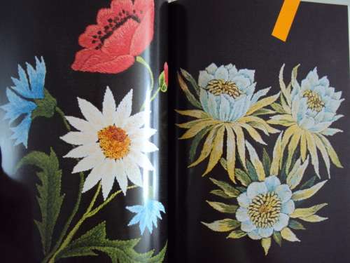 Easy Embroidery s/c book 80's Vintage  105 pages filled with pretty designs & how to stitches VGC