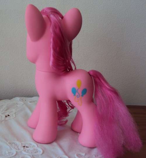 Hasbro 2013 MY LITTLE PONY pink pretty pony lush silky mane 21.5cm tall Balloon logo