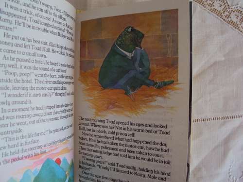 THE WIND IN THE WILLOWS VGC like new 80's Vintage hard cover firmly bound