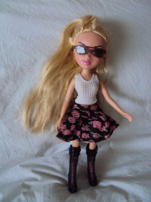 MGA BRATZ 2001 click bend legs, long silky hair, sunglasses & earrings