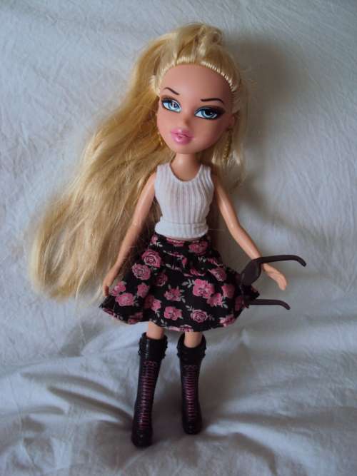 MGA BRATZ 2001 click bend legs, long silky hair, sunglasses & earrings