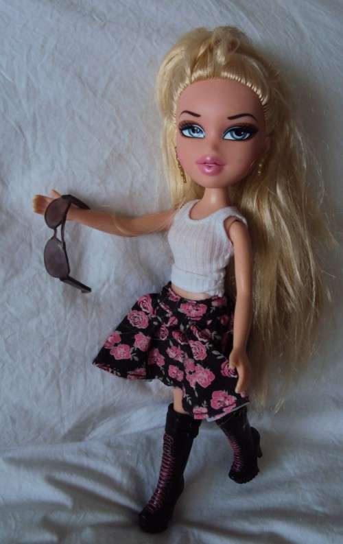 MGA BRATZ 2001 click bend legs, long silky hair, sunglasses & earrings