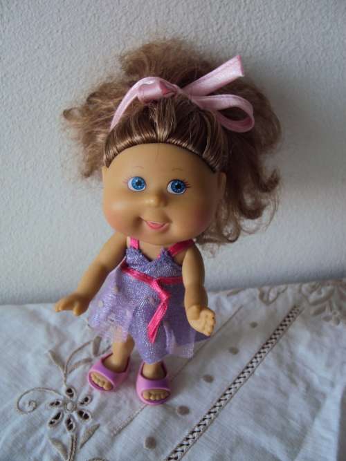 Adorable doll with curly hair orig shoes & dress 2006 OAA Play Along (mini Cabbage patch) 14cm tall