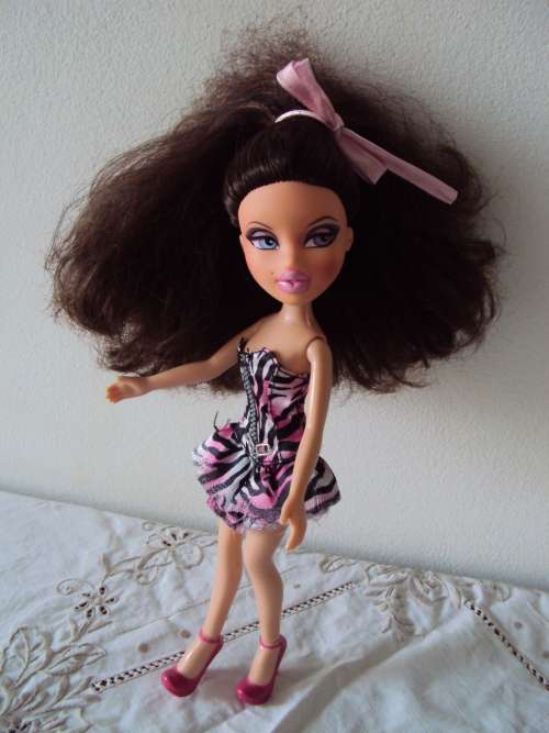 MGA 2001 collector BRATZ doll with gorgeous lush thick hair & pink stilettos