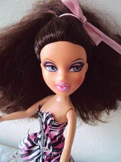 MGA 2001 collector BRATZ doll with gorgeous lush thick hair & pink stilettos