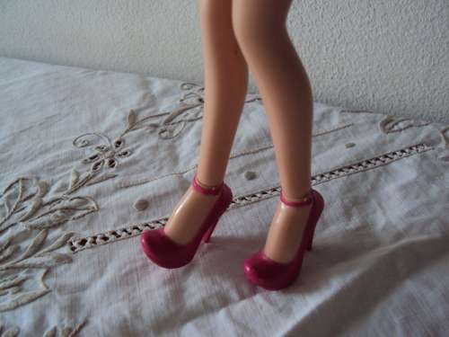 MGA 2001 collector BRATZ doll with gorgeous lush thick hair & pink stilettos