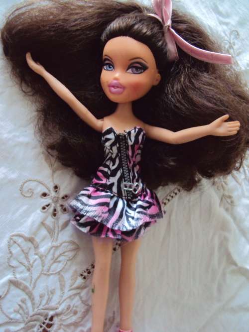 MGA 2001 collector BRATZ doll with gorgeous lush thick hair & pink stilettos