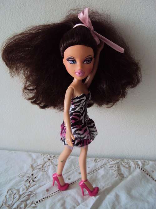 MGA 2001 collector BRATZ doll with gorgeous lush thick hair & pink stilettos