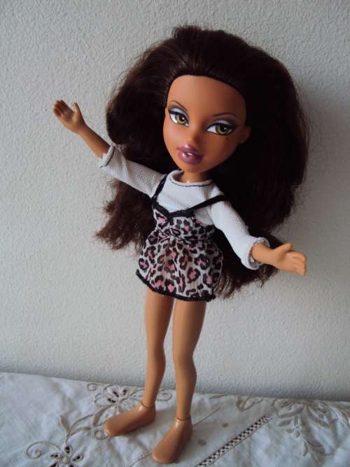 MGA 2001 collector BRATZ doll with gorgeous long silky hair & nude flat feet