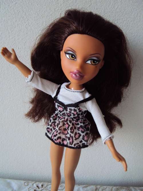 MGA 2001 collector BRATZ doll with gorgeous long silky hair & nude flat feet