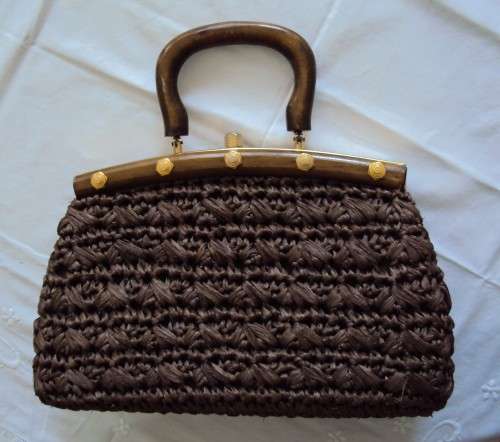 Well made, strong hessian handbag with wood handle Firm closure Good cond