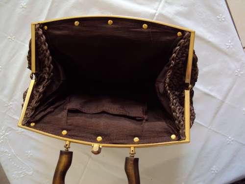 Well made, strong hessian handbag with wood handle Firm closure Good cond