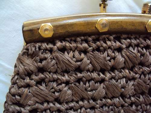 Well made, strong hessian handbag with wood handle Firm closure Good cond