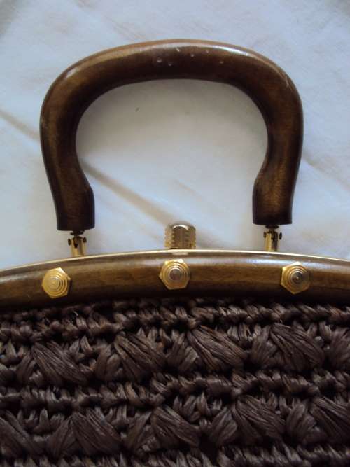 Well made, strong hessian handbag with wood handle Firm closure Good cond