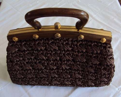 Well made, strong hessian handbag with wood handle Firm closure Good cond