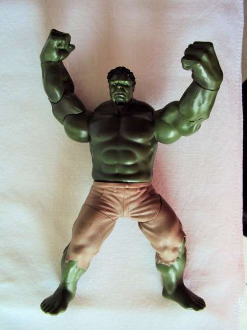 THE INCREDIBLE HULK 2011 (squeeze his legs together for arm and mouth action)  HASBRO SA, CHINA