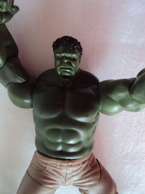 THE INCREDIBLE HULK 2011 (squeeze his legs together for arm and mouth action)  HASBRO SA, CHINA