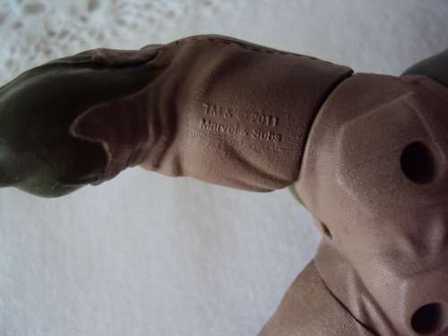 THE INCREDIBLE HULK 2011 (squeeze his legs together for arm and mouth action)  HASBRO SA, CHINA